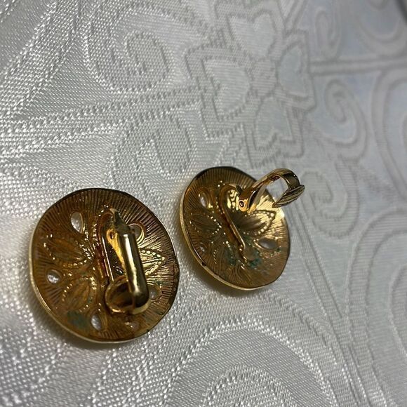 Vintage round clip on medallion earrings in gold tone about 1 inch diameter - Picture 4 of 6